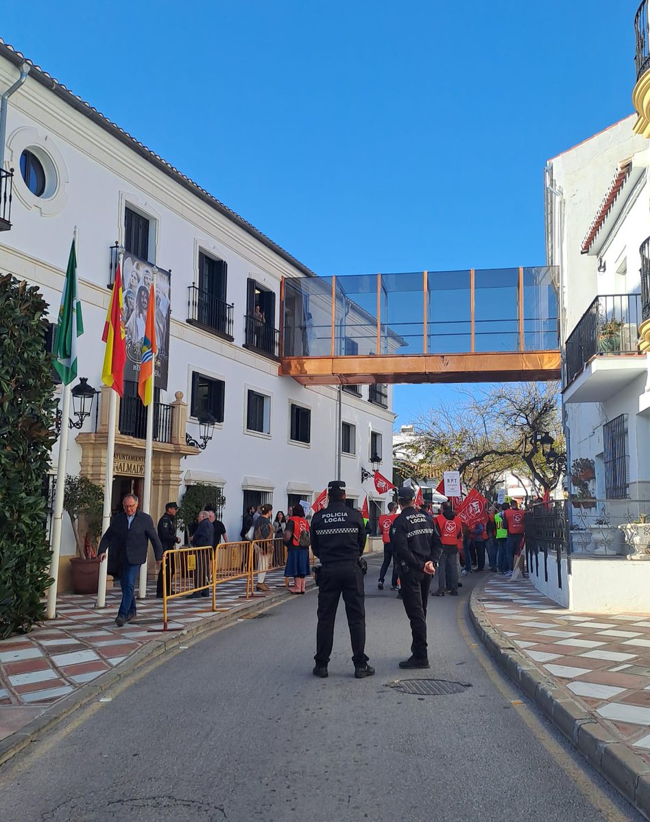 navas_victor's tweet photo. 📢Los trabajadores públicos municipales se movilizan hartos de promesas incumplidas del alcalde Lara.

✊Hoy dos concentraciones. Y aquí la primera. 

No recuerdo una movilización de trabajadores públicos de Benalmádena en décadas.

#ElGobiernoDelHumo 
#LaraNoCumple 
#LaraPP
#Benalmádena