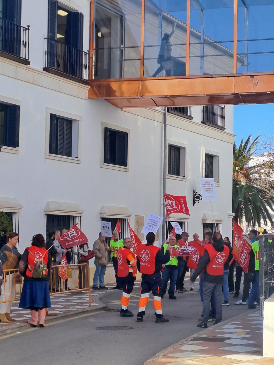 navas_victor's tweet photo. 📢Los trabajadores públicos municipales se movilizan hartos de promesas incumplidas del alcalde Lara.

✊Hoy dos concentraciones. Y aquí la primera. 

No recuerdo una movilización de trabajadores públicos de Benalmádena en décadas.

#ElGobiernoDelHumo 
#LaraNoCumple 
#LaraPP
#Benalmádena