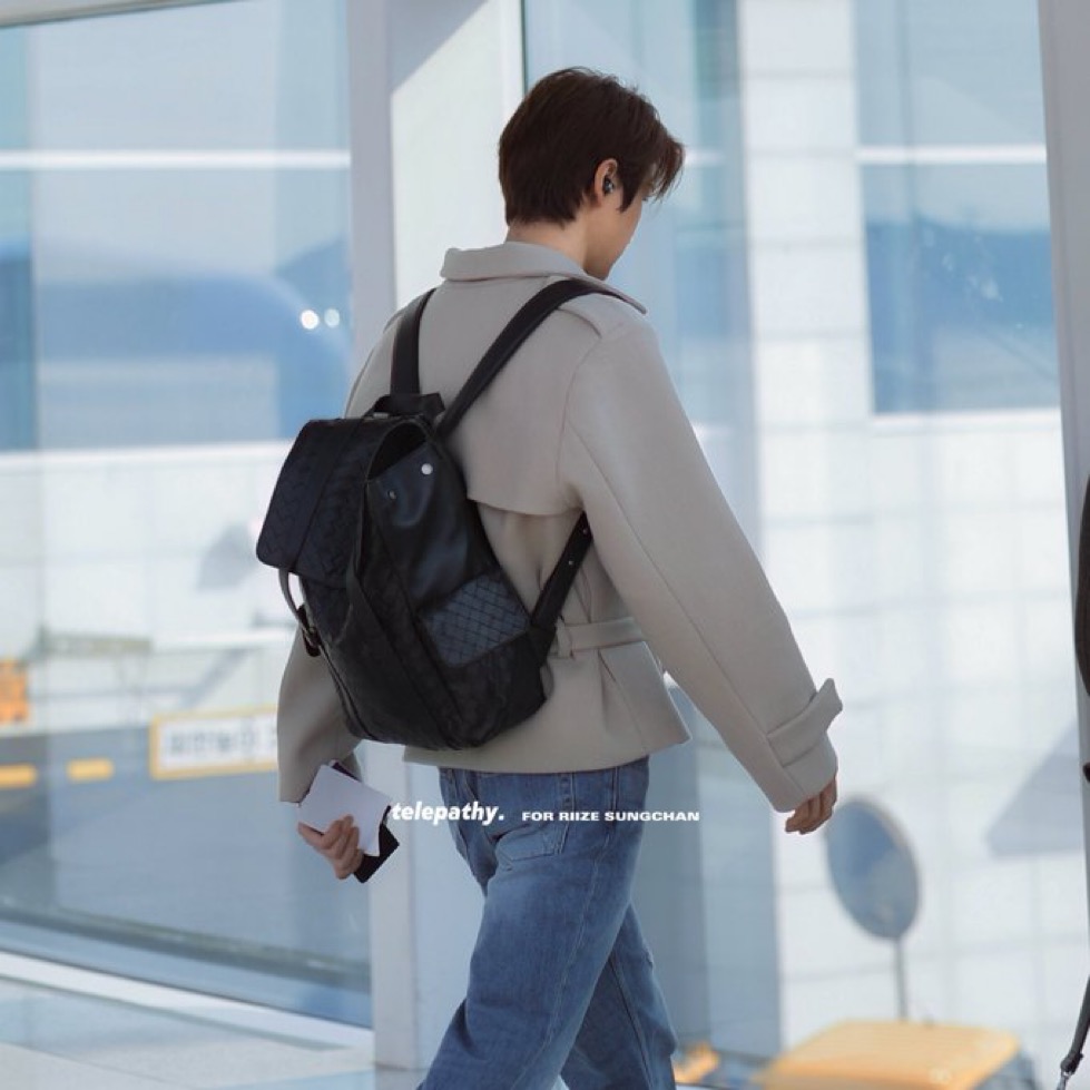 bobabambi's tweet photo. Devon always chooses the biggest, most convenient bag just so his pretty omega husband Ami can carry his tiny, useless (but cute) little bag that costs more than Devon’s 😣
Isinya kalau bawa buntut sebagaimana Diaper Bag aja, tapi kalau cuma berdua ya printilan Ami 🙂↕️ #VonAmi https://t.co/XZSSddLtqh