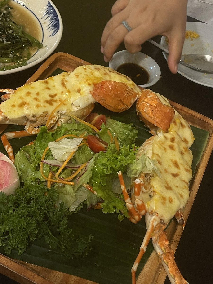 dubu_is_back's tweet photo. 이 해산물집이 다낭에서 먹은거 중에 제일 맛있었다,,, 친구는 아직도 그때 배불러서 남긴 해산물들 너무 아깝다고 그럼. 한국인 입맛을 아주 잘 아는 식당임,,,,쵝오 https://t.co/MoqEROwtcY