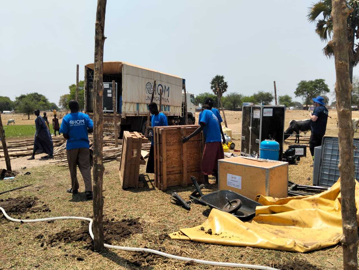 IOMSouthSudan's tweet photo. In response to displacement from Jonglei into Lakes State, #SouthSudan, IOM teams are expanding safe water access in Mingkaman.

Portable treatment systems in Yalkot &amp; Gakror will supply water locally and support trucking to Merik &amp; Dung Kok.

🤝@eu_echo @Veolia https://t.co/bh3Vt0YpRv