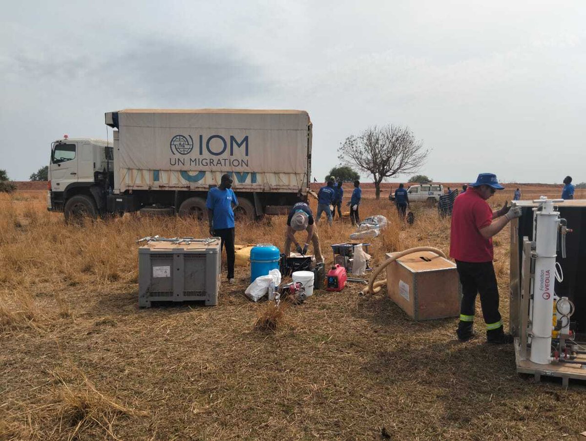 IOMSouthSudan's tweet photo. In response to displacement from Jonglei into Lakes State, #SouthSudan, IOM teams are expanding safe water access in Mingkaman.

Portable treatment systems in Yalkot &amp; Gakror will supply water locally and support trucking to Merik &amp; Dung Kok.

🤝@eu_echo @Veolia https://t.co/bh3Vt0YpRv