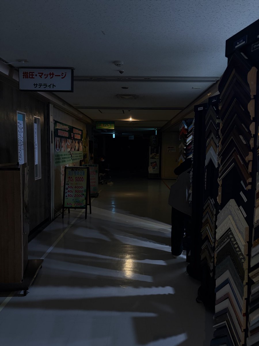 ニュー新橋ビルは停電中…！
でもファブリは額装中！