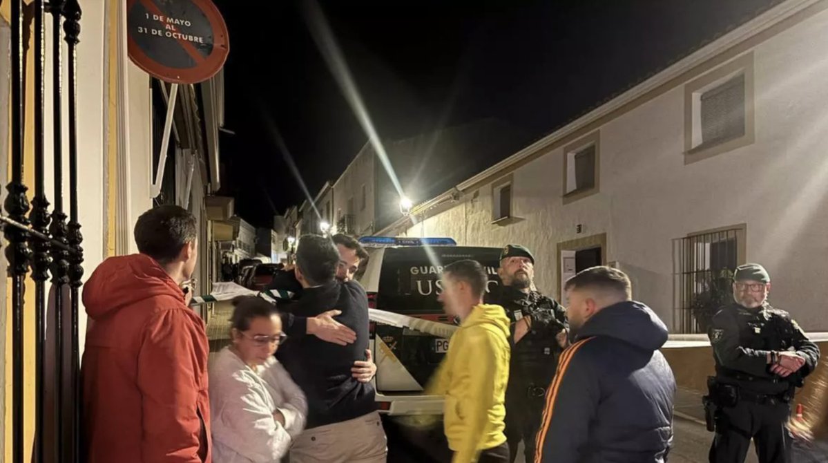 Nueve años después, el silencio se rompe en Hornachos, Badajoz: dos detenidos y el hallazgo de restos óseos reabren el caso de Francisca Cadenas, desaparecida en 2017. Los restos se han hallado en la vivienda de dos hermanos vecinos en la misma calle donde residía la mujer.