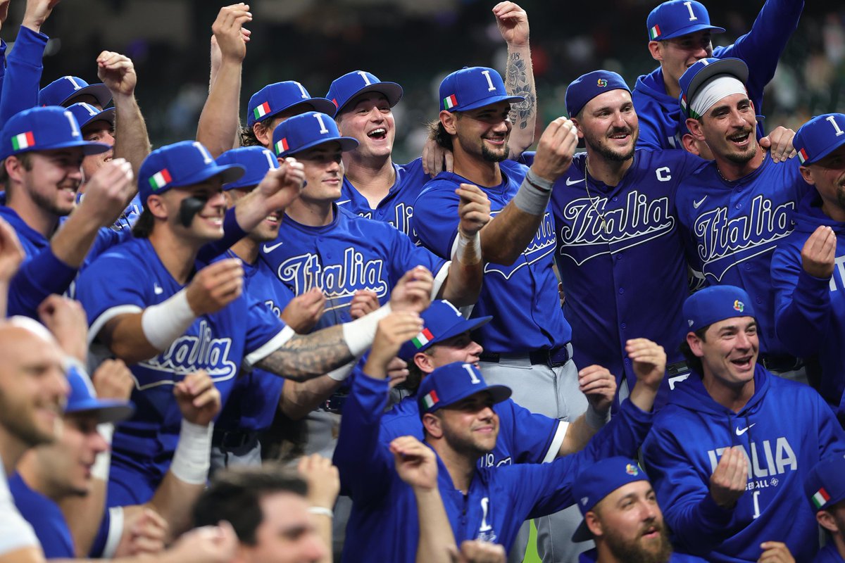 ItaliaTeam_it's tweet image. LO ABBIAMO FATTO ANCORA 🥹

Dopo gli Stati Uniti, battiamo anche il Messico: la Nazionale maschile di baseball passa in scioltezza 9-1! 🤩

👉 Quarti di finale del World Baseball Classic: CENTRATI!

Nessuna squadra europea aveva fatto il pieno di vittorie nella fase a gironi del