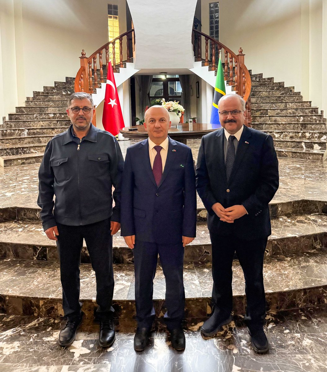 TMaarifVakfi's tweet photo. Mütevelli Heyeti Üyemiz Ömer Faruk Terzi ve Yönetim Kurulu Üyemiz Ahmet Türkben TC. Darüsselam Büyükelçimiz Bekir Gezer’i ziyaret etti. https://t.co/8bREmQRMWw