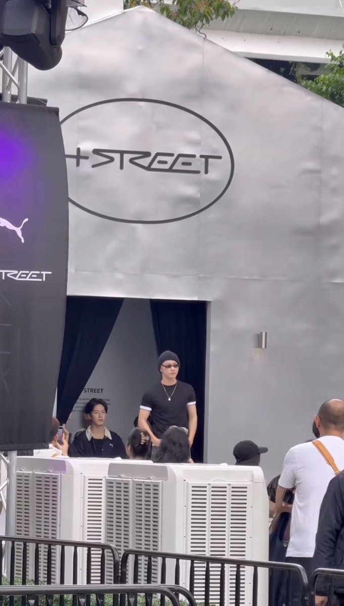 godforbidimaleo's tweet photo. For those who came across this guy today at the Puma H-Street House event and ever wondered who he was, he is JSOL, a singer, performer from Vietnam and also the new BA of Puma Vietnam.

#JSOL #PUMAHSTREETHOUSE #PUMAVietnam https://t.co/W5Hpc4FzgO