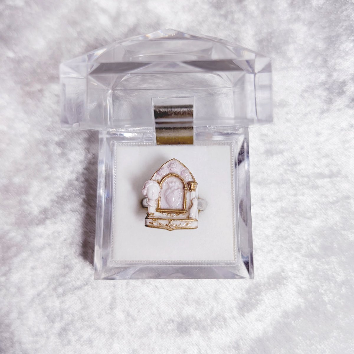 #ゴスロリマーケット14 出展🌹
4/4（土）『RUNA』
ブース：G14

祭壇ブローチ＆リング💍
小さな心臓を静かに祀る、ミニチュアの聖堂のような作品。
儚くも神聖な世界観の一点です。

#GLM14 に持っていきます✨
<a href="/Goth_LoliMarket/">Gothic and Lolita Market</a>