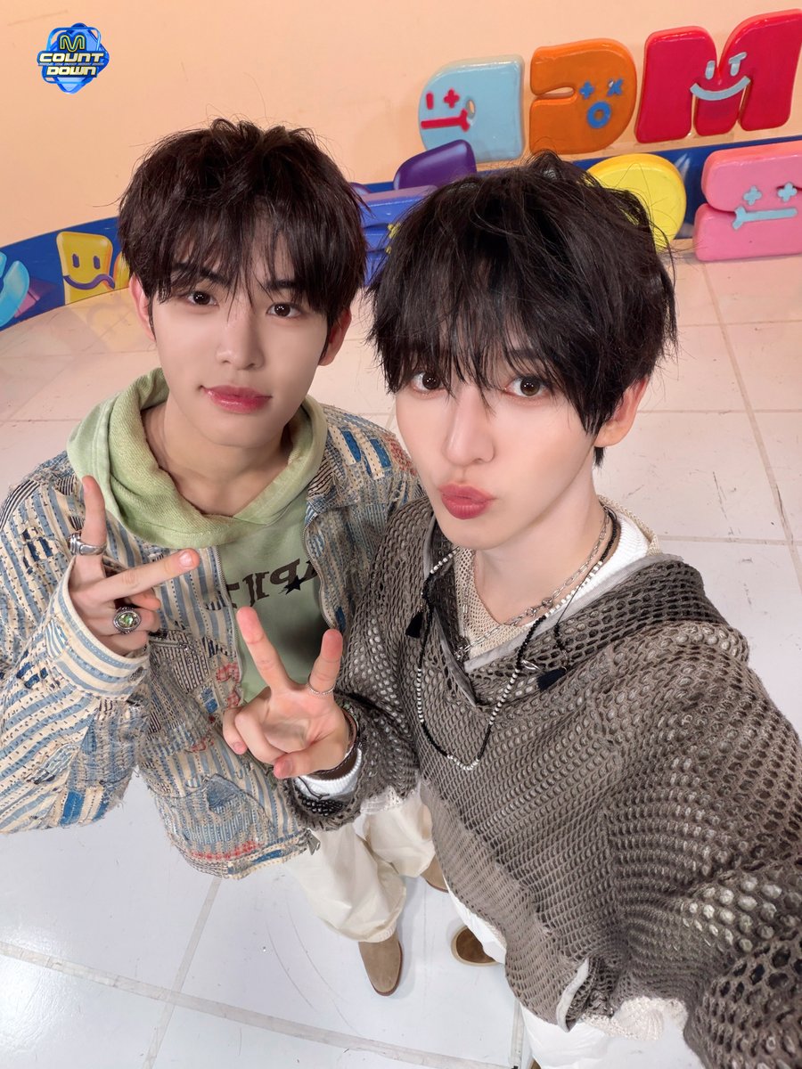 MnetMcountdown's tweet photo. 청량 킥플립에 진심인 위플립 손가락 접어!
“그렇게 지구가 반으로 접혔다.”

봄처럼 웃으며 찾아온 🛹킥플립🛹 -ˋˏ 널 사랑해 ˎˊ-

#엠카운트다운 #MCOUNTDOWN
#KickFlip #킥플립 https://t.co/6bJkWBVujM