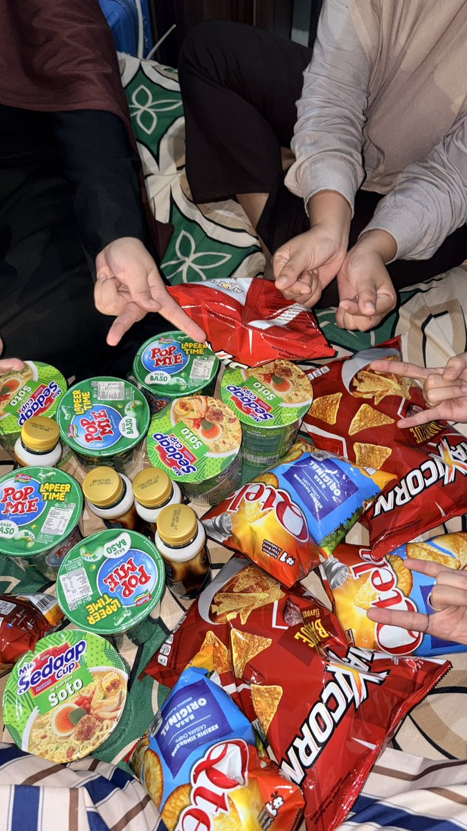 Zurhhhh's tweet photo. @tanyakanrl kemarin malam ikut trendd tukar makanan sesuai warna juga sama bestie,budget 10k wkwk https://t.co/HxqRKjrSFi