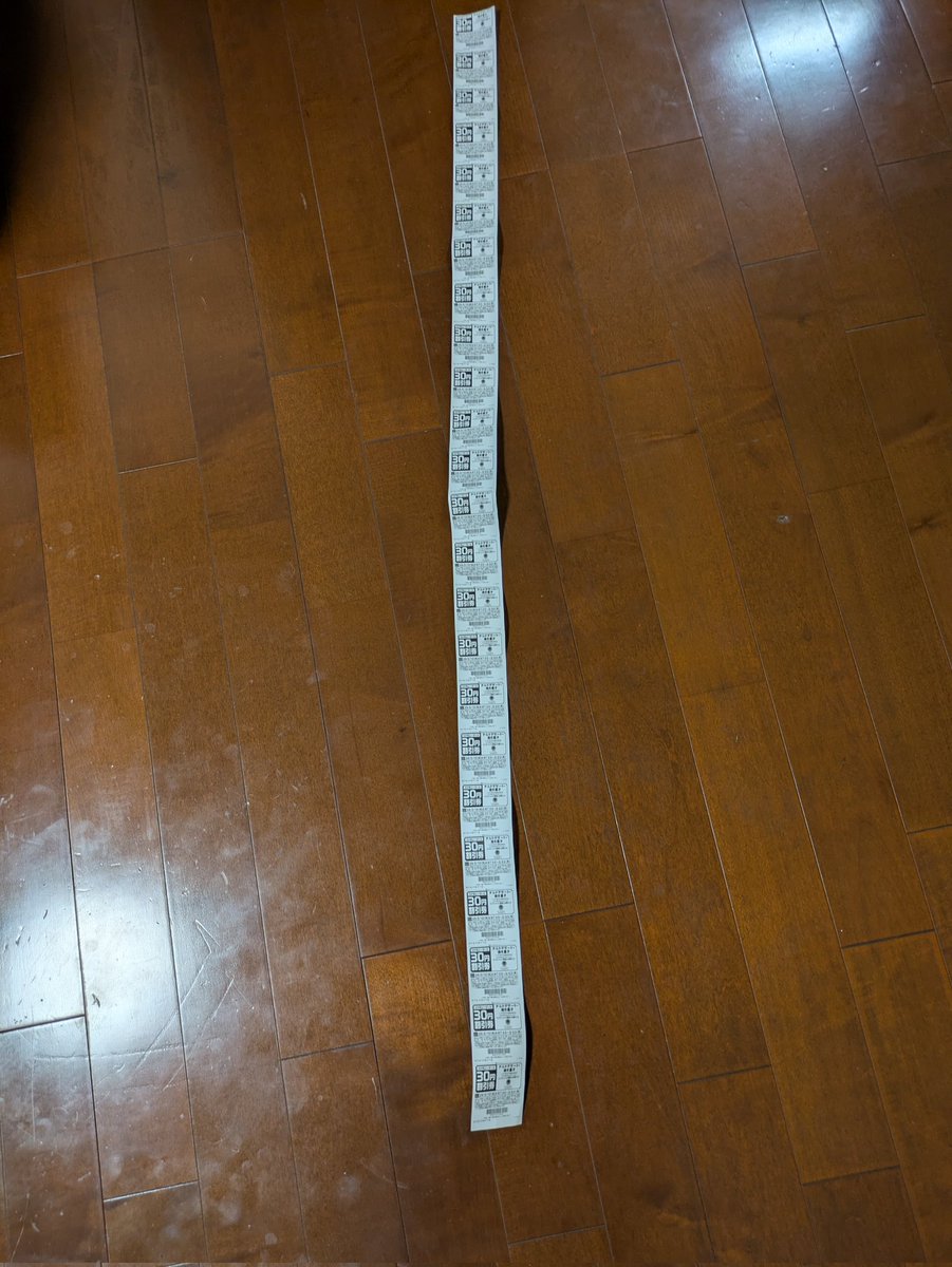 spiq's tweet photo. ファミマで、退職挨拶用の焼き菓子をまとめ買いしたら、身長ぐらいの長さのレシートが出てきてびっくりした。

焼き菓子１個買うごとにクーポンが１枚、レシートに追加されるキャンペーンやってるらしい。
ファミマのフィナンシェは好物だけど、これはさすがに使い切れないw https://t.co/BY3NCPFmbs