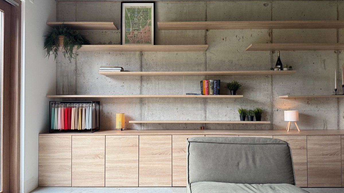 Houtshop's tweet photo. Leve onze doe-het-zelf koning van dit jaar. Frederic Bossaert wist te overtuigen met een originele materialencombinatie en de feilloze plaatsing van een #maatkast. Helemaal zelf gepland én uitgevoerd. 

Lees verder op onze blog > https://t.co/5w8vdyk1mj

#wedstrijd #kastopmaat https://t.co/I8SyVWoMth