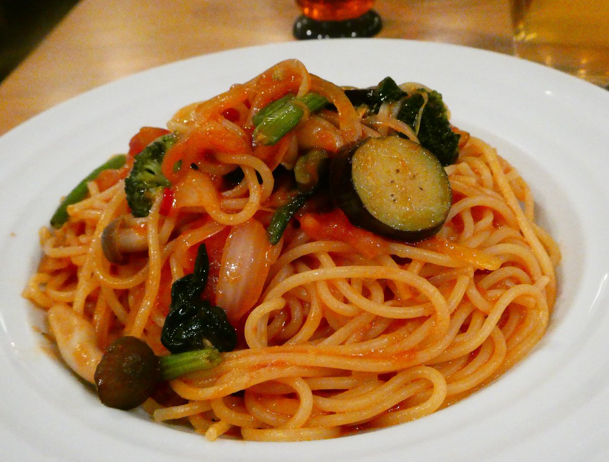 lanRn6nHTXd5t4y's tweet image. みんな
今日も
パスタ🍝巻いてる？
今日は何となく
巻きつつ🍺もいただき☺️
定番の野菜たっぷりトマト🍅スパ（大盛）
今夜も
乾杯です🍻
 #根津
 #スピガ