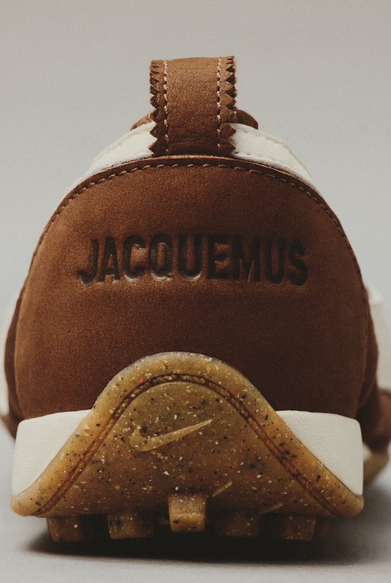 JACQUEMUSとNIKEのコラボ「MOON SHOE」は、洗練されたミニマリズムが