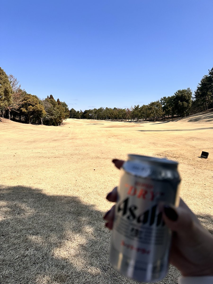 ox7__ly's tweet photo. 今日も今日とて接待ゴルフ付き添い
朝から大量のお酒を飲まされて記憶はないしアイアン折れてスコアは悪い
キャディさんすみません https://t.co/SCyPdOGDwL