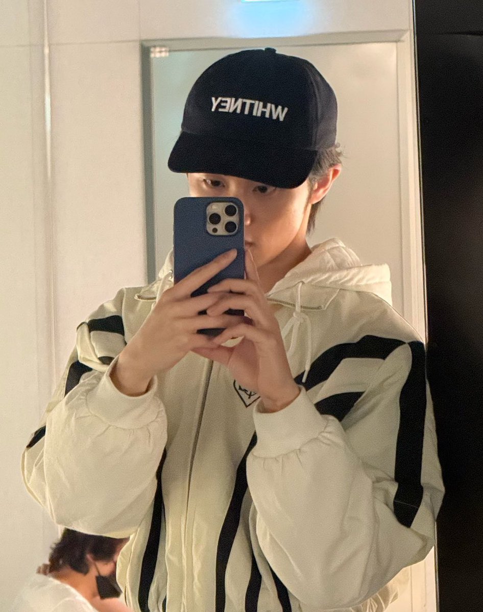 asal lu tau… gue tuh cinta MENTOK sama mark mirror selfie… kayak udah ganteng MAKIN GANTENG… lu belah dada gue isinya mark mirror selfie… mark mirror selfie till i die