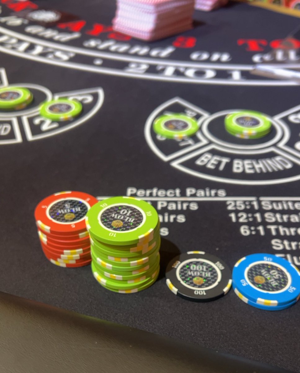 ns_skrr's tweet photo. ディーラーをやると思ったら、プレイヤーだった♥️♠️♦️♣️🃏
家のお遊びでしかやった事無かったから、どれに何賭けれるのか、ちんぷんかんぷん🤯

慣れるまで時間かかりそう🥱🥱 https://t.co/r0mti2Wo3X