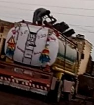 1/2
آ ج دوران سفر روات چک بیلی موڑ کے سامنےگاڑی خراب ہونے پر رکے 
تو آئل ٹینکرز ایک احاطہ میں آتے جاتےدیکھے پتا کرنے پر معلوم ھوا  یہاں کوئی ایجنسی ھے روزانہ بڑے پیمانےپر ہزاروں لیٹر پٹرول ڈیزل نکالا جارہا ھے 
کیا پنجاب <a href="/DCRawalpindi/">DC Rawalpindi</a> کے نوٹس میں ھےاتنی مقدار میں لوکل پوانٹ پر آئل