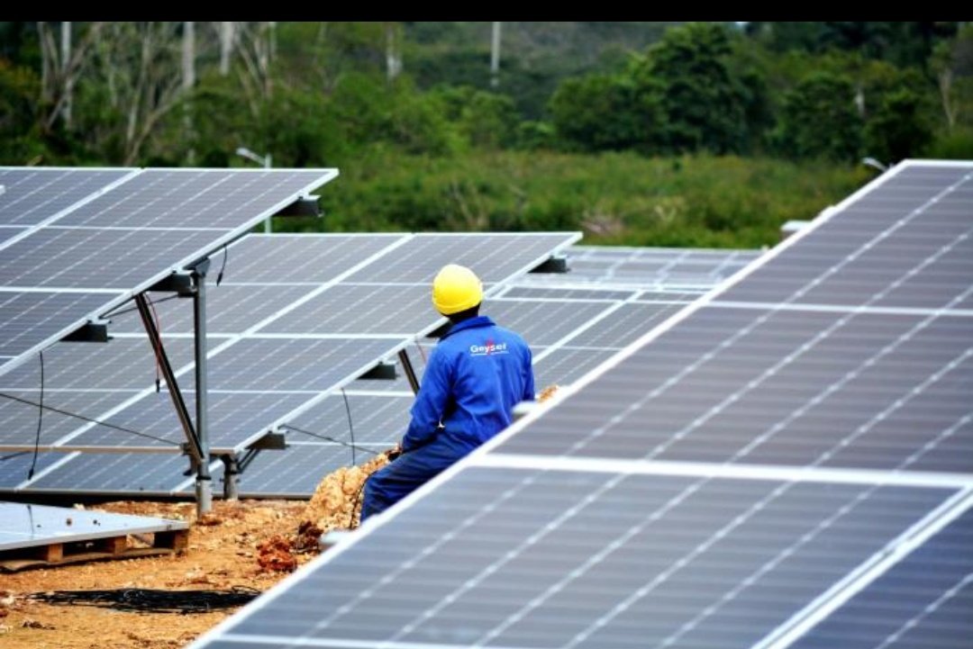DefendiendoCuba's tweet photo. Centros vitales y familias de la Isla, se benefician con fuentes energías renovables. 🏥🏦🏘️ Sectores como la salud, sucursales bancarias, así como viviendas, se encuentran entre las prioridades del programa.

 #CubaNoEstáSola 
#DefendiendoCuba🇨🇺💪❤️ https://t.co/BssBpZIEag