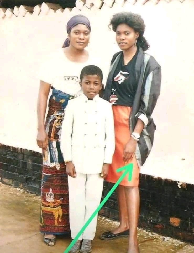 L'avenir est obscur.  Hier, c'est elle qui avait besoin de l'aide, aujourd’hui c'est tout le monde  qui demande de l'aide chez elle.

Dieu est un roulage. 

Protégeons toujours nos relations, demain appartient à Dieu.