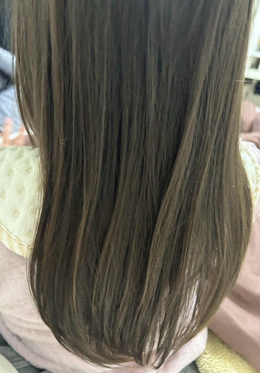 oimo_cha's tweet photo. 娘の髪色が好きすぎてこの間美容院でこんな感じの色で…って娘の後ろ姿の写真見せたのさすがにキモかったかもしれない https://t.co/P4ZNNup1Rt