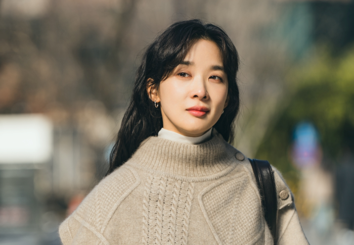triplem11543909's tweet photo. #Honour #JungEunChae #LeeChungAh 
I don't see their closing interviews yet. But some article extracts praising their work here  :

JEC:
-She demonstrated her true value as an actress, showcasing solid acting skills, excellent character interpretation, and great ensemble with fellow actors..

- She is a character who constantly agonizes between justice and reality, making choices along the way. To not miss the narrative and charm of Kang Shin-jae, Jung Eun-chae built the character by deeply contemplating the processes that led the person to her current choices and what emotions and determinations resided within her.

- Even within restrained expression, Jung Eun-chae delicately revealed the character's firm beliefs and unwavering attitude, bringing out the character's weight. She meticulously built up the texture of emotions that change according to the situation, using calm eyes, a determined tone of voice, and adding richness to the three-dimensionality of the character Kang Shin-jae. Through her serious attitude towards the work and deep contemplation of the character, she has further expanded her acting spectrum. Viewers also responded with enthusiastic praise for the Kang Shin-jae character completed with Jung Eun-chae's unique color.

Furthermore, Jung Eun-chae displayed brilliant chemistry with Lee Na-young and Lee Chung-ah, convincingly portraying the friendship and solidarity of the three female lawyers. The relationship formed by the three characters heightened the immersion in the drama. As such, 'The Honor' was a work that once again confirmed that Jung Eun-chae is an actress who solidifies the narrative of a work through her solid acting skills and character interpretation, as well as synergy with fellow actors.

Source: https://t.co/08ZZtoo8L6
-----------
LCA 
This work marks a clear turning point for Lee Chung-ah as well. This is because she did not stop at the sophisticated and calm image the public has become familiar with, but instead placed at the forefront a character driven by emotion and instinct, who acts first.

Hwang Hyun-jin is a character whose heart reacts before reason. Evaluations suggest that Lee Chung-ah powerfully portrayed this fiery temperament while simultaneously bringing out the warmth and sincerity within the character.

Her method of delving into the case was also impressive. Her chemistry with Yoon Ra-young (Lee Na-young) and Kang Shin-jae (Jung Eun-chae) firmly held the drama together.

Above all, Lee Chung-ah's strength lies in her ability to handle complex emotional lines with density and without exaggeration. She convincingly showed Hwang Hyun-jin's transformation as she moves toward justice. She captured on screen not just a lawyer solving cases, but also the character's determination to sacrifice herself to protect loved ones.

Amidst the upward trajectory that continued until the finale, it is clearly evident why Lee Chung-ah was a core pillar of this work through the character Hwang Hyun-jin.

Source: https://t.co/7YGd4Ch0Yn