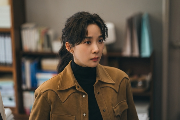 triplem11543909's tweet photo. #Honour #JungEunChae #LeeChungAh 
I don't see their closing interviews yet. But some article extracts praising their work here  :

JEC:
-She demonstrated her true value as an actress, showcasing solid acting skills, excellent character interpretation, and great ensemble with fellow actors..

- She is a character who constantly agonizes between justice and reality, making choices along the way. To not miss the narrative and charm of Kang Shin-jae, Jung Eun-chae built the character by deeply contemplating the processes that led the person to her current choices and what emotions and determinations resided within her.

- Even within restrained expression, Jung Eun-chae delicately revealed the character's firm beliefs and unwavering attitude, bringing out the character's weight. She meticulously built up the texture of emotions that change according to the situation, using calm eyes, a determined tone of voice, and adding richness to the three-dimensionality of the character Kang Shin-jae. Through her serious attitude towards the work and deep contemplation of the character, she has further expanded her acting spectrum. Viewers also responded with enthusiastic praise for the Kang Shin-jae character completed with Jung Eun-chae's unique color.

Furthermore, Jung Eun-chae displayed brilliant chemistry with Lee Na-young and Lee Chung-ah, convincingly portraying the friendship and solidarity of the three female lawyers. The relationship formed by the three characters heightened the immersion in the drama. As such, 'The Honor' was a work that once again confirmed that Jung Eun-chae is an actress who solidifies the narrative of a work through her solid acting skills and character interpretation, as well as synergy with fellow actors.

Source: https://t.co/08ZZtoo8L6
-----------
LCA 
This work marks a clear turning point for Lee Chung-ah as well. This is because she did not stop at the sophisticated and calm image the public has become familiar with, but instead placed at the forefront a character driven by emotion and instinct, who acts first.

Hwang Hyun-jin is a character whose heart reacts before reason. Evaluations suggest that Lee Chung-ah powerfully portrayed this fiery temperament while simultaneously bringing out the warmth and sincerity within the character.

Her method of delving into the case was also impressive. Her chemistry with Yoon Ra-young (Lee Na-young) and Kang Shin-jae (Jung Eun-chae) firmly held the drama together.

Above all, Lee Chung-ah's strength lies in her ability to handle complex emotional lines with density and without exaggeration. She convincingly showed Hwang Hyun-jin's transformation as she moves toward justice. She captured on screen not just a lawyer solving cases, but also the character's determination to sacrifice herself to protect loved ones.

Amidst the upward trajectory that continued until the finale, it is clearly evident why Lee Chung-ah was a core pillar of this work through the character Hwang Hyun-jin.

Source: https://t.co/7YGd4Ch0Yn