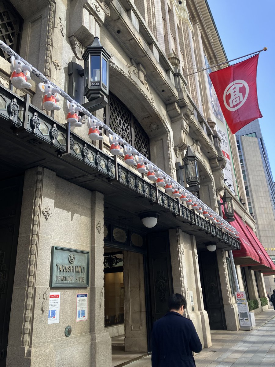 shiryokantokyo's tweet photo. 「やっぱりゾウが好き」展にあわせて、日本橋高島屋本館１階正面の軒先に、ミニバルーンのゾウのたかちゃんが登場します！
こちらは、たかちゃんが日本橋高島屋にやってきた1950年のお中元期の壁面装飾へのオマージュとして制作しました。展示会期中、いつでもご覧いただけますので、ぜひ軒先の装飾もお楽しみください！