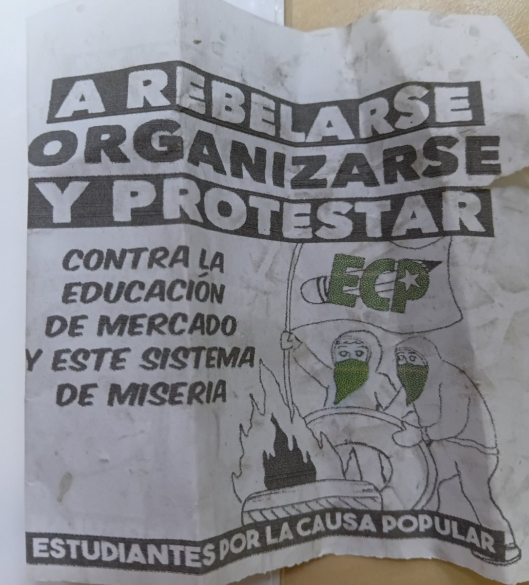 macnorebobina's tweet photo. Hoy, después del cambio de mando, me encontré con estos panfletos . Parecen ser de grupos de izquierda. Esto me genera curiosidad : ¿a alguien le resultan atractivos o motivadores?. #CambioDeMando #KastPresidente2026 #Debate #RenunciaKast https://t.co/pJXEl3kPbn