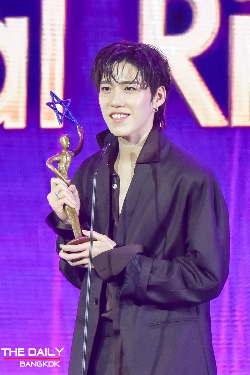 thedailybkk's tweet photo. ขอแสดงความยินดี กับ "พีพี กฤษฎ์" กับรางวัล Thai Global Rising Star ในงาน #9entertainawards2026

#ppkrit
#9entawards2026xppkritt 
#9entertainawards2026
#9entawards2026xSIAMPARAGON https://t.co/Ja7i19Lbbw