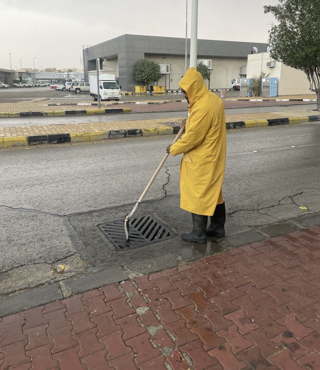 onaizah_muni's tweet photo. فرقنا الميدانية تنتشر تزامناً مع الحالة المطرية، ونعمل على مدار الساعة لخدمتكم. https://t.co/cydrVT4K1Y