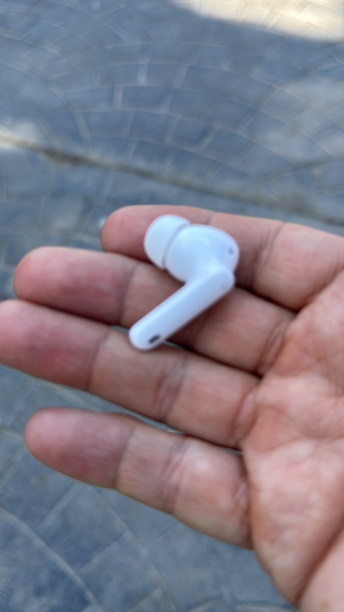 Me acabo de encontrar un casco en el parque Enrique Herreros en canal.
Lo dejo en un banco.