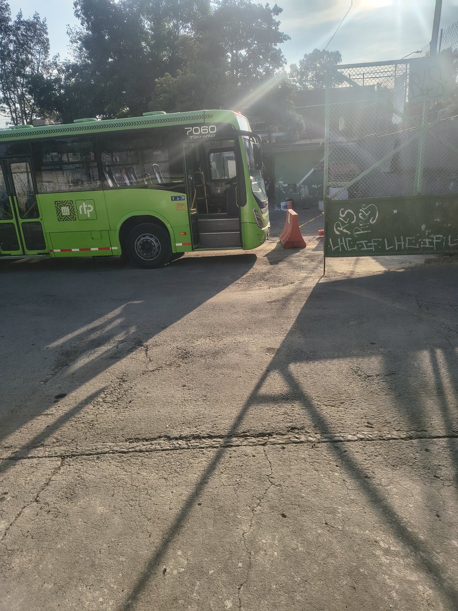 andiielf98's tweet photo. Necesitamos más supervisión de parte de @RTP_CiudadDeMex, en Pedregal de San Nicolás nos están haciendo esperar más de 20 minutos, y los operadores solo están en sus teléfonos o quien sabe dónde, ayuda por favor! https://t.co/uCG2N5drXk