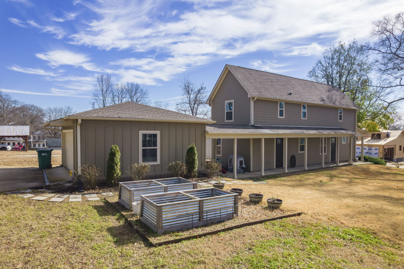 peggygraves35's tweet image. 223 Morgan St. Jackson TN
NEW PRICE! $289,900 - Charming home built in 2018, 3BD, 2BA, Front, back &amp;amp; side porches, 2 Car Garage Extra Lot included! #WalkToEverything The Lift Wellness Center Rock'n Dough Pizza &amp;amp; Brewery Grubb's Grocery Jackson Farmers Market