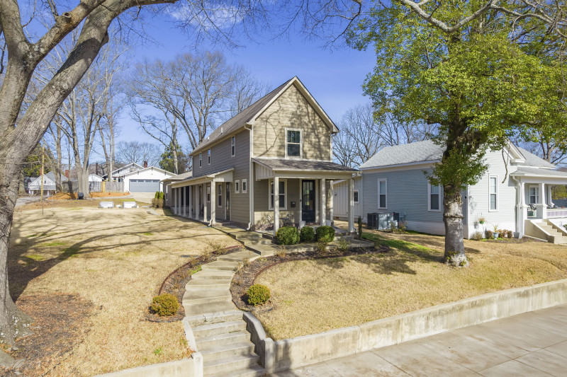 peggygraves35's tweet image. 223 Morgan St. Jackson TN
NEW PRICE! $289,900 - Charming home built in 2018, 3BD, 2BA, Front, back &amp;amp; side porches, 2 Car Garage Extra Lot included! #WalkToEverything The Lift Wellness Center Rock'n Dough Pizza &amp;amp; Brewery Grubb's Grocery Jackson Farmers Market
