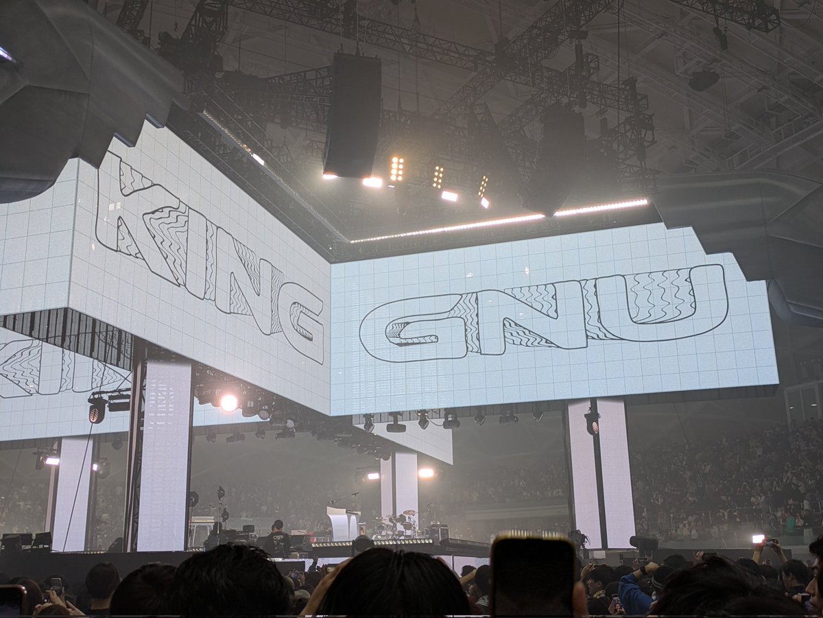 marumarumaru63's tweet photo. King Gnu圧巻だった！
センターステージも見応えあったし
アリーナならではの演出も
スゴかった！

セトリは分かりやすく盛り上げ、
バラード、盛り上げで古い曲も
しっかり演ってくれて良かった！

アンセム的な曲が多いから
皆で唄うと気持ちよかった！

#KingGnu 
#キングヌー 
#CENTRAL https://t.co/SkLT0tWKCg