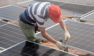 Continúa la instalación de sistemas fotovoltaicos en centros vitales y viviendas. Como parte de la estrategia nacional para enfrentar la crisis energética, se instalan de 5 000 sistemas fotovoltaicos de 2 kilowatts.
<a href="/PaulinoPrezVie1/">Paulino Pérez Viera</a>
<a href="/Emp_Avilmat/">Empresa Materiales de Construcción Ciego de Ávila</a>
#Avilmat