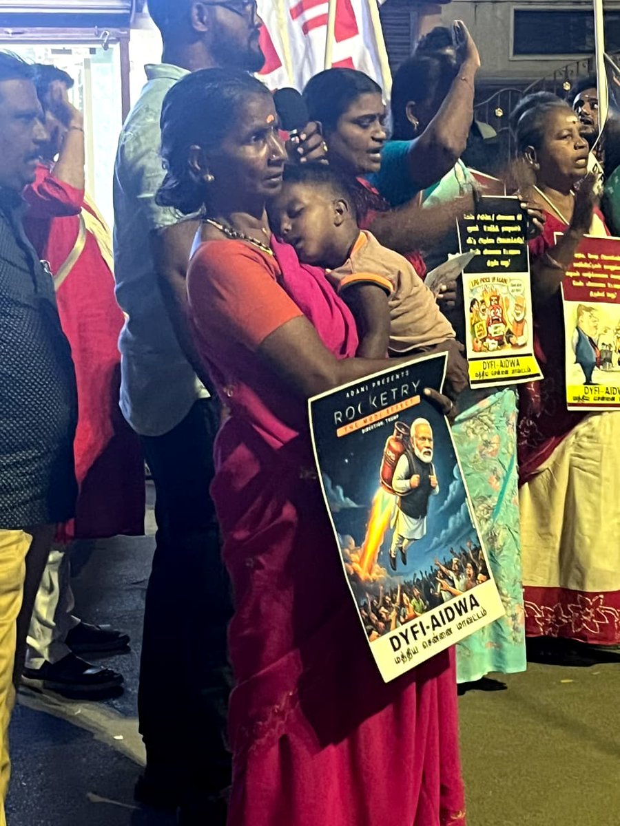 tncpim's tweet image. ஈரான் மீதான அமெரிக்கா-இஸ்ரேல் போரை நிறுத்த வேண்டும், சமையல் எரிவாயு விலை உயர்வை திரும்பப் பெற வேண்டும்; தட்டுப்பாட்டை போக்க வேண்டும் என்பன உள்ளிட்ட கோரிக்கைகளை வலியுறுத்தி சென்னை அமைந்தகரையில் #DYFI #AIDWA சார்பில் இன்று ஆர்ப்பாட்டம் நடைபெற்றது. #CPIM #LPGShortage #LPGCrisis