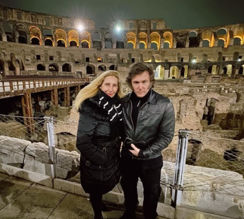 EL RELATO DE LA AUSTERIDAD FRENTE A LA REALIDAD DE LOS VIAJES.

Resulta llamativo cómo se le exige un "esfuerzo heroico" a cada argentino mientras la agenda oficial parece tener obsesión con las millas acumuladas. Según datos recientes, en apenas 26 meses de gestión, el