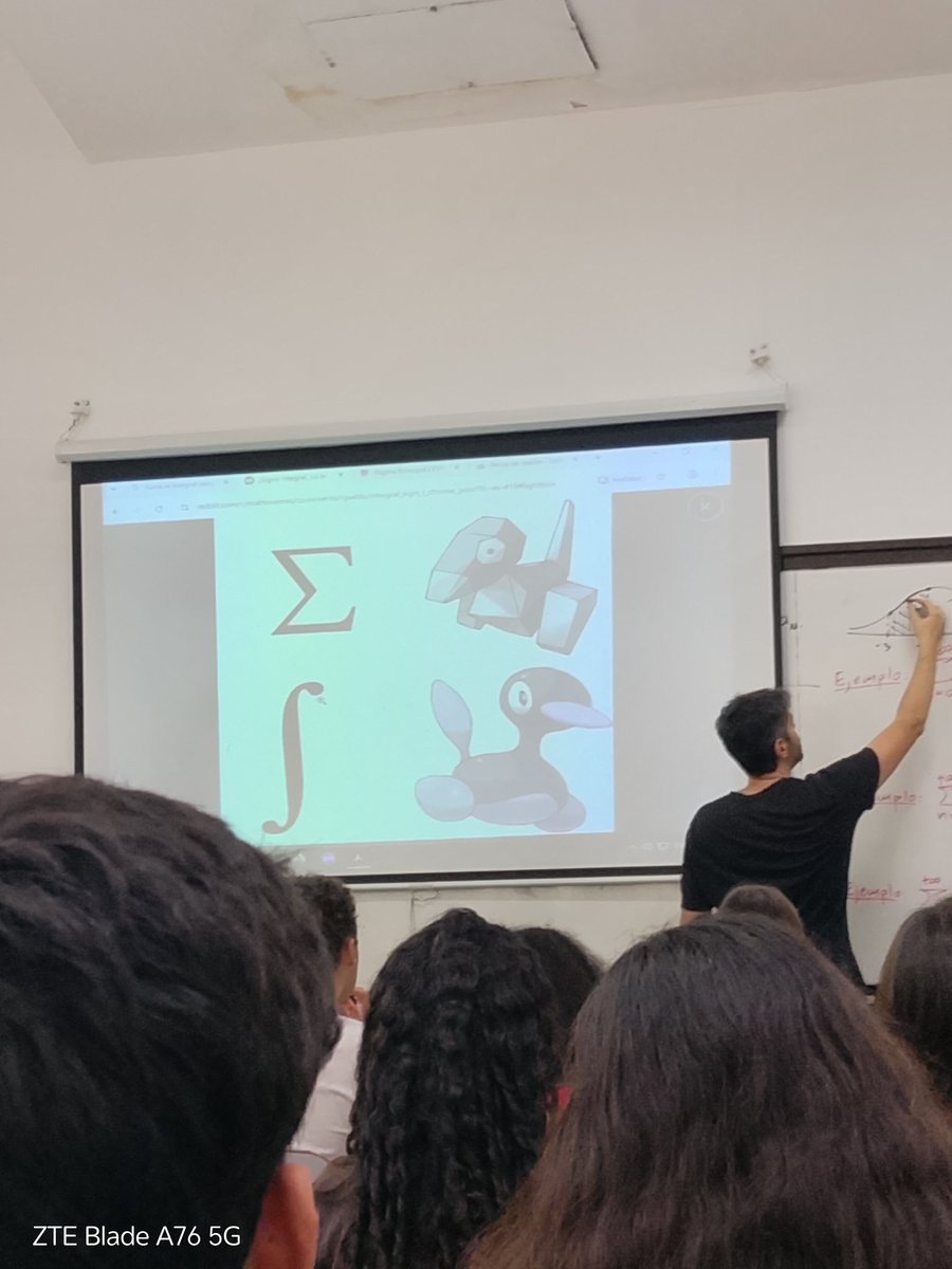 Los alumnos: vengo de camisa porque me preparo para mi carrera que es seria y no vengo a pelotudear y bla bla bla
El profe: Pokemon😎