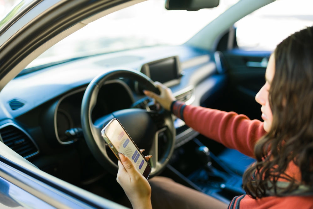 Texting, scrolling, or even glancing at a notification can lead to devastating crashes. Illinois law takes distracted driving seriously, and this guide explains the consequences drivers face when a moment of inattention causes harm.  bit.ly/4rQC9Ue #distracteddriving