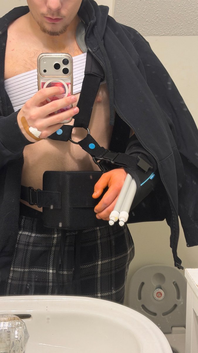 JaydinFrame's tweet photo. I apologize for not posting in a while, I was logged out of my account and also dealing with shoulder surgery to repair my labrum tear. Unfortunately I will have to miss my whole junior season due to recovery, but the surgery was very successful. I’m excited to be back out asap. https://t.co/HXZ39Q25b8