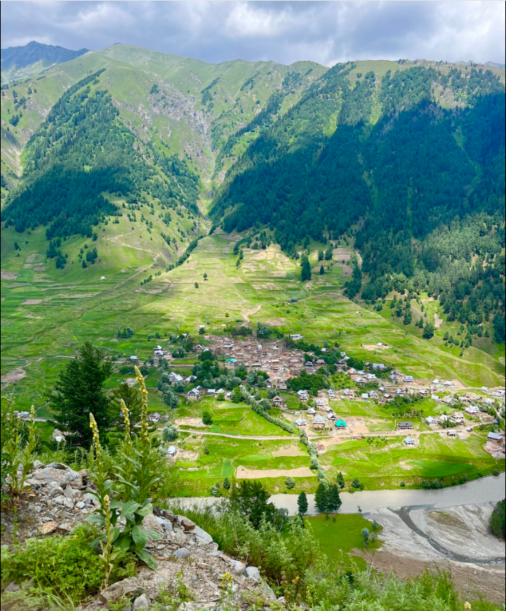juni395819's tweet image. Where mountains breathe and rivers whisper, a peaceful valley thrives. Nature’s beauty reminds us to slow down, explore, and protect our planet for future generations. 🌿
#NatureLovers
 #MountainLife 
#ValleyView 
#TravelIndia
 #IncredibleNature 
#ExploreMore 
#GreenEarth