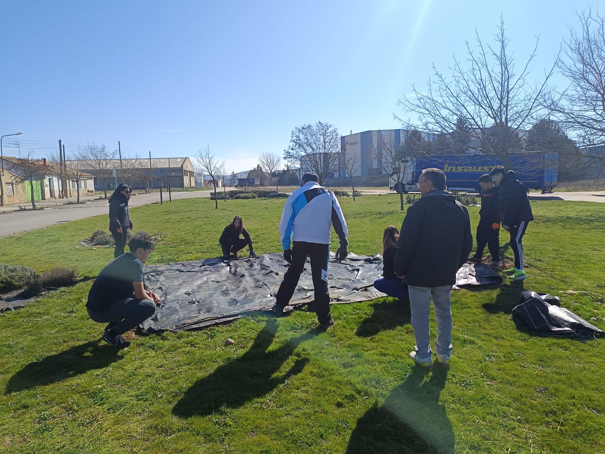 PlantateAlmazan's tweet photo. Alumnado de FFB @IES_Gaya ➕️ @calasancioalmaz  ➕️ @CepaElCamino, guiados por profesorado del @CIFPALMAZAN han colocado la malla antihierba en el terreno de Ntra. Sra. del Duero 🌱 y han plantado encinas, quejigos y pinos 🌳 ¡Terreno preparado para la plantación de mañana! 🌷 https://t.co/TNrFe1kXyh
