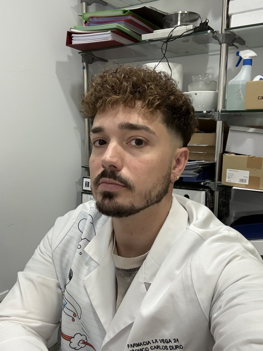 Carlosdurog's tweet photo. Tú farmacéutico de confianza 🤣 https://t.co/Lo442CgAXS