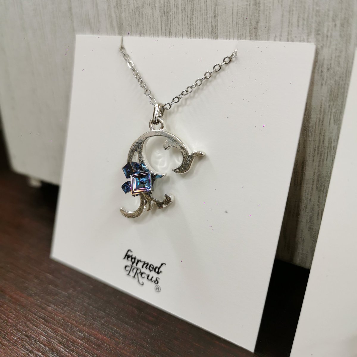 hornedcIRcus's tweet photo. 【🎪新作のお知らせ🎪】

✴️ビスマスのネックレス✴️

価格：各￥5,940(税込)

写真には暗く写ってしまっていますが…実際には明るく綺麗な青いビスマスの結晶が輝いております✨ https://t.co/6EUOidnlWa