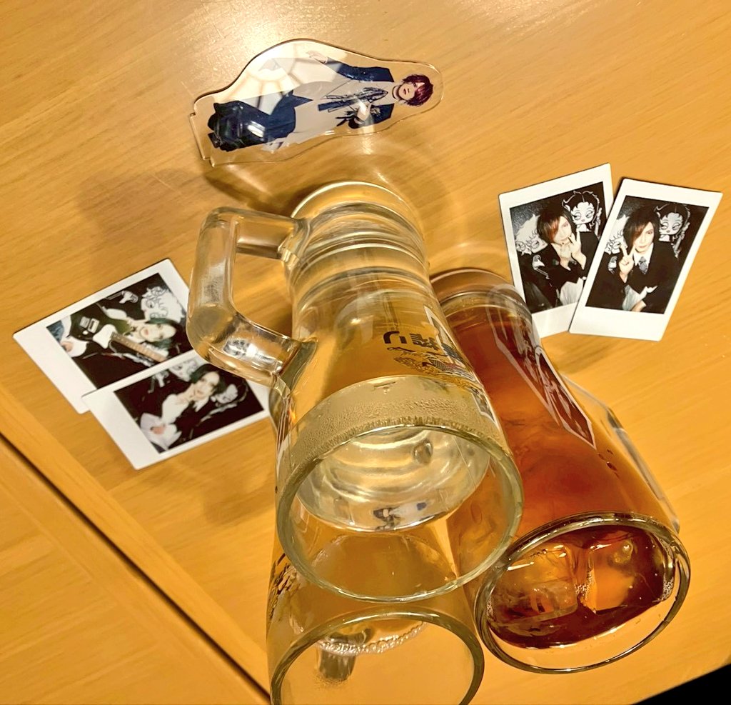 DollyのFC限ライブでした！
すこすこのすこや〜
SOSのときのはち様のヘドバンの圧めっちゃ伝わってきましたので今度から頭振ります🫰🫰🫰