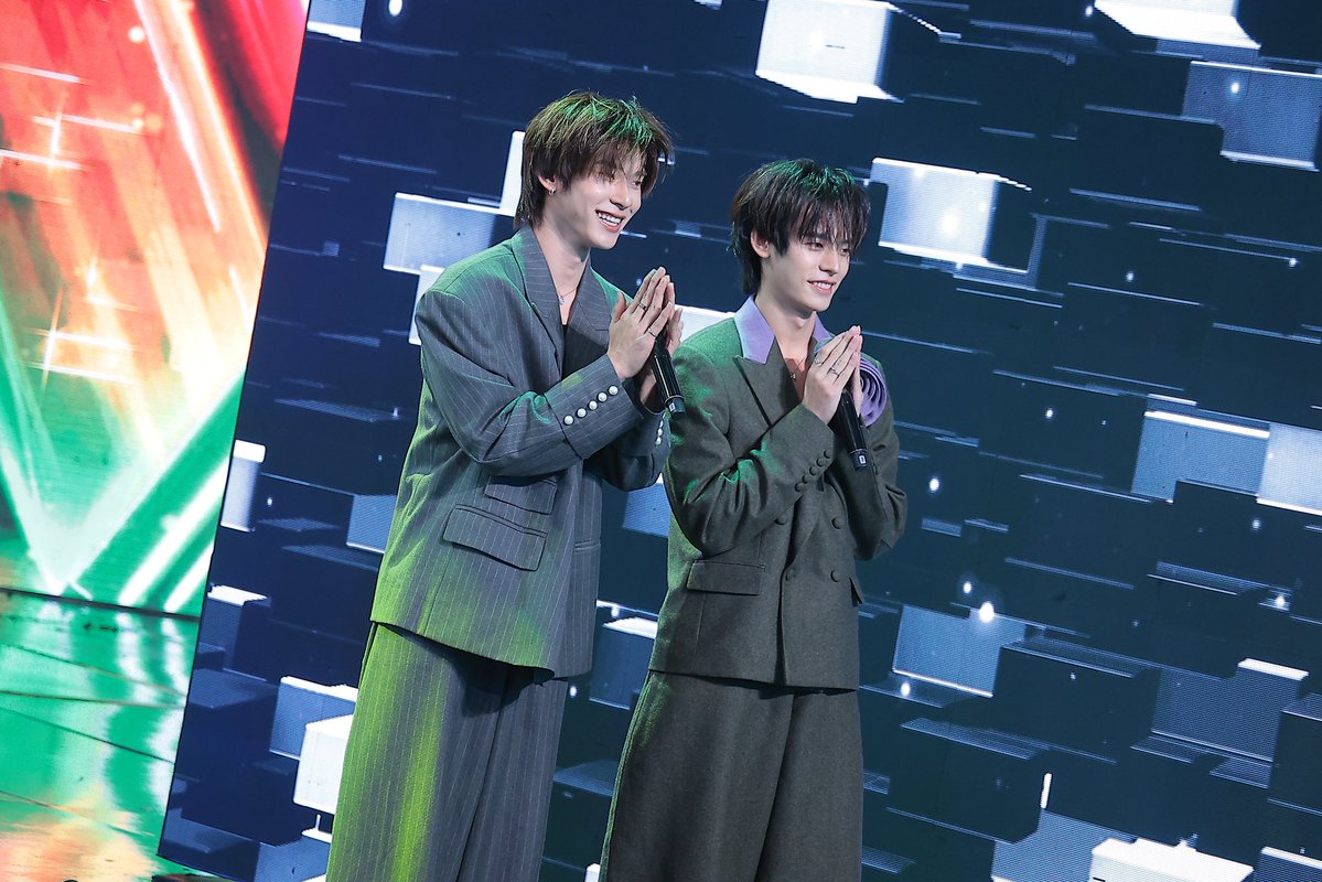 ร้องข้ามกำแพง The Wall Song 🎤✨️

เฉลยนักร้องหลังกำแพงของ “แฮนน่า’’ <a href="/Hannahrsb/">Hannah</a> และ ‘‘พั้นซ์’’ <a href="/ippunnchyou/">Punchiechiechie</a>ในวันนี้นั่นก็คือ “ตี๋ตี๋” <a href="/twnpich/">2Tee</a> และ ‘‘ป๋อ’’ <a href="/porsuppakarn/">porsuppakarn</a>  🥰

#ร้องข้ามกำแพงxตี๋ตี๋ป๋อ