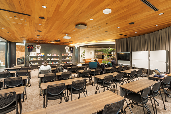 ShureJapan's tweet image. エスユーエスがShure MXA920 ×2をオープンスペース会議室に導入。
Voice Liftで“マイクを意識しない”自然な音声へ。ボタン1つで運用、クレーム0・マニュアルほぼ不要で負荷を大幅軽減。
👇導入事例
shu.re/47dVfeT
#SUS #MXA920 #VoiceLift