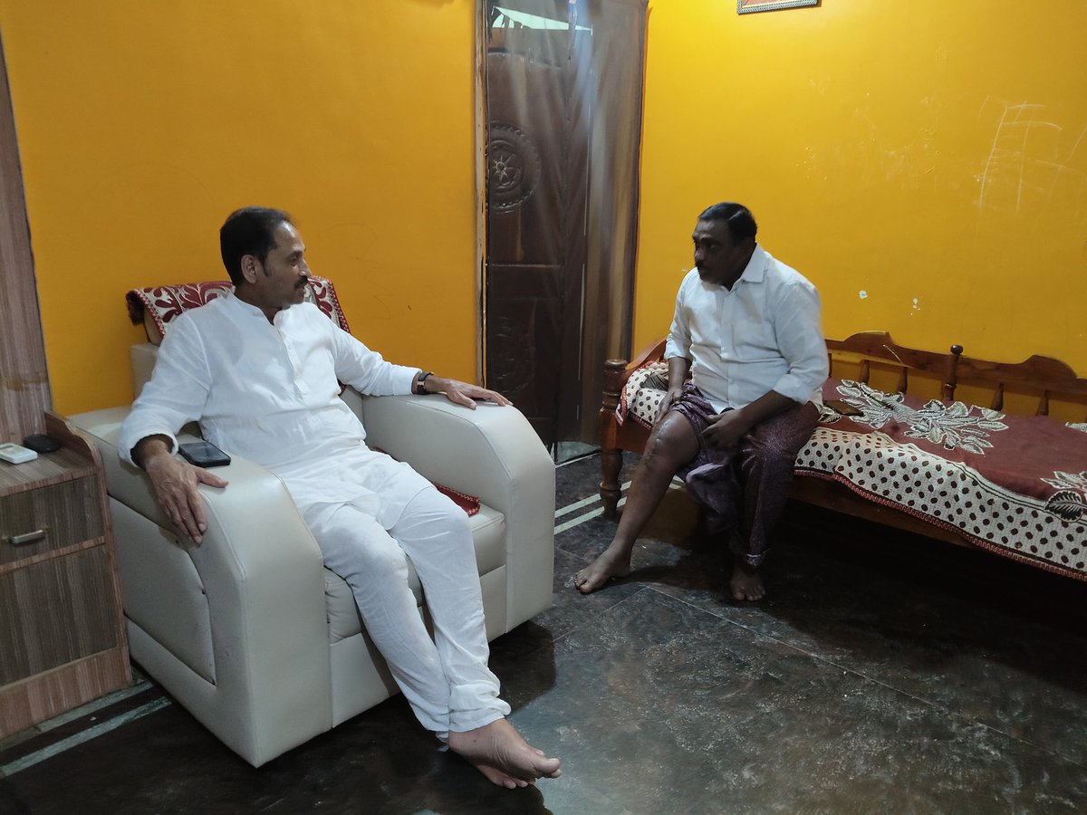 TdpKandikunta's tweet photo. కదిరి రూరల్ మాజీ మండల కన్వీనర్ చెన్నకేశవులు గారు మోకాలికి ఆపరేషన్ చేయించుకుని విశ్రాంతి తీసుకుంటున్న చెన్నకేశవులు గారిని వారి స్వగ్రామం కాళసముద్రం నందు వారి ఇంటికి వెళ్లి యోగ క్షేమాలు అడిగి తెలుసుకుని ఆరోగ్యపరంగా తగు జాగ్రత్తలు తీసుకోవాలని సూచించి పరామర్శించాను. 
#Kadiri https://t.co/NKYeAUJ9gb